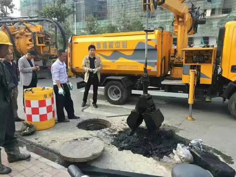富民街道：网格员化身“清道夫”，为民解忧疏通“堵心”化粪池